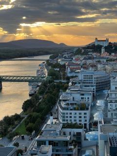 Breathtaking Old Town & Danube View with Free Parking - 0