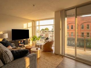 Stylish 1BR Downtown Balcony Gym Great Location - 0
