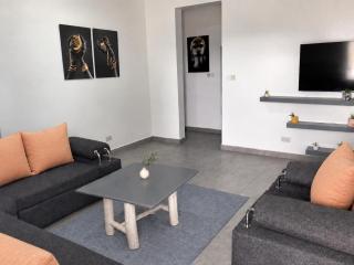 Villa Modern 3BR, Private Pool & AC in Galu - 0