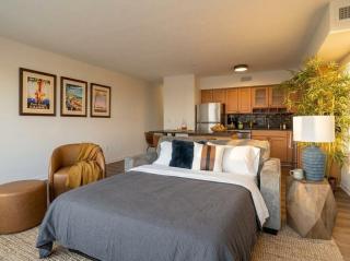 Stylish 1BR Downtown Balcony Gym Great Location - 8