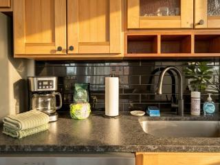 Stylish 1BR Downtown Balcony Gym Great Location - 4
