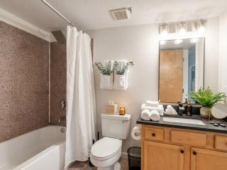 Stylish 1BR Downtown Balcony Gym Great Location - 2