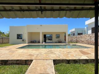 Villa Modern 3BR, Private Pool & AC in Galu - 4