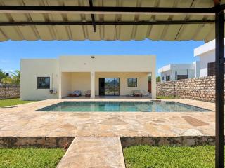Villa Modern 3BR, Private Pool & AC in Galu - 3