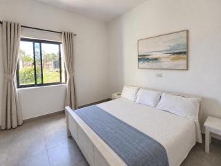 Villa Modern 3BR, Private Pool & AC in Galu - 2