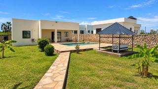 Villa Modern 3BR, Private Pool & AC in Galu - 1