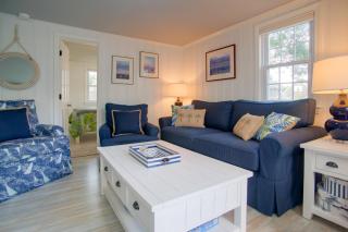 Walk to Beach & Eats! Dennis Port Cottage, 2 Decks - 7