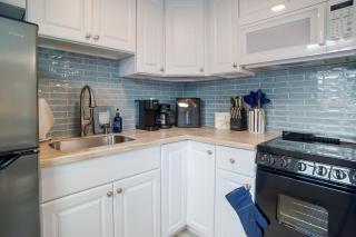 Walk to Beach & Eats! Dennis Port Cottage, 2 Decks - 6