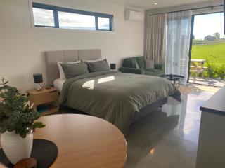 Surf & Turf Romantic Coastal Retreat - Close to Ocean Beach - 9