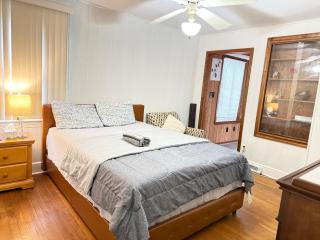 Decent Queen room in attached sun room - 0