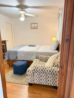 Decent Queen room in attached sun room - 7