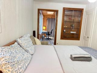 Decent Queen room in attached sun room - 5