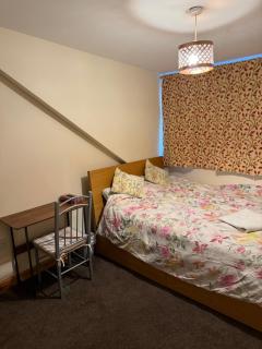 En-suit double Bedroom in Thornbury Bradord - 9