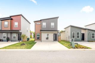 Modern Bentonville Home 3BR + Office - 9