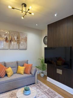 Central and Stylish 3-Bed Cambridge Home - 2
