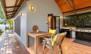 Gunnadoo Holiday Hut with Ocean Views and Jacuzzi - 8
