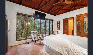 Gunnadoo Holiday Hut with Ocean Views and Jacuzzi - 3
