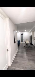 Modern North York Home Near Airport and York University - 4