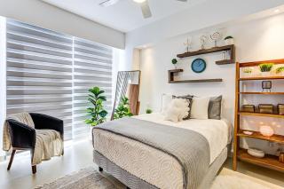 Luxe Condo w/ Rooftop Pool. Walk to Beach - 8
