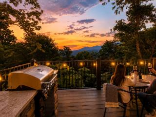 Gatlinburg Romantic Cabin -Hot Tub & Smoky Mountain Views - 6