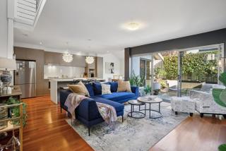 Doubleview Escape, Cafes, Shops, and Beach Nearby - 0