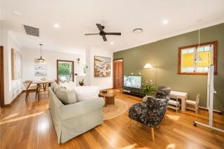 House of Fairy Wren -Charming Queenslander Cottage mins drive to Brisbane CBD and Gabba Stadium! - Holiday Home - 8