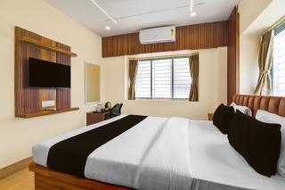 Super Collection O Newtown Bus Stand Formerly The Executive Suites - 0