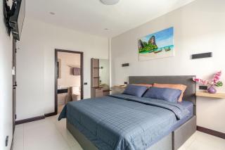 Experience perfect swimming pool water and Jacuzzi at Royal Park Village - Walk to the Beach - Jomtien Beach - 1