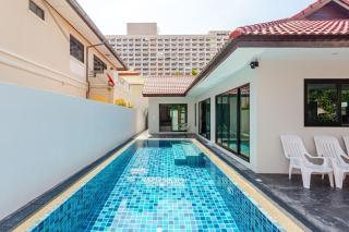Experience perfect swimming pool water and Jacuzzi at Royal Park Village - Walk to the Beach - 8
