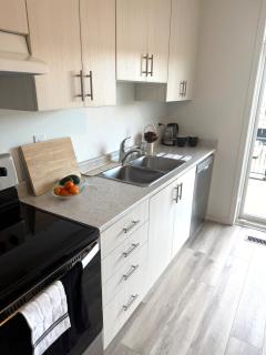 Luxury Private Room & Bath near Ajax GO - 8