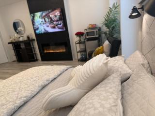 Luxury Private Room & Bath near Ajax GO - 7