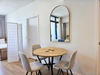 Chic City Living One Bed Apartment on Franklin St - sleeps 3 - 4