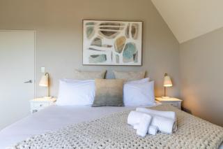 Central Luxe Retreat - Double Garage & Balcony - 7
