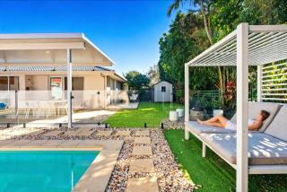 Designer Beach House with Pool, Firepit and Kayaks - 7