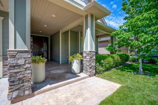 Full House with Amazing Okanagan Views and Hot Tub - 9