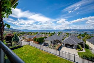 Full House with Amazing Okanagan Views and Hot Tub - 1