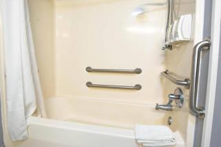 Quality Inn & Suites Woodstock near Lake Geneva - 5