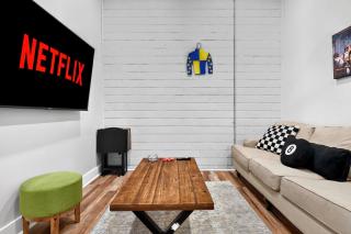 The Billy Walters Suite Modern Brick Retreat - 0