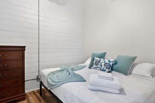 The Billy Walters Suite Modern Brick Retreat - 8