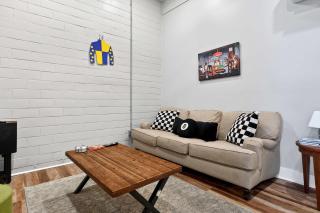 The Billy Walters Suite Modern Brick Retreat - 6