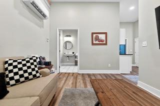 The Billy Walters Suite Modern Brick Retreat - 3