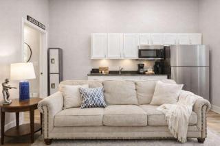 The Pete Rose Suite A Cozy Modern Brick Home - 8