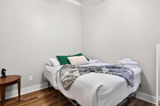 The Billy Walters Suite Modern Brick Retreat - 1