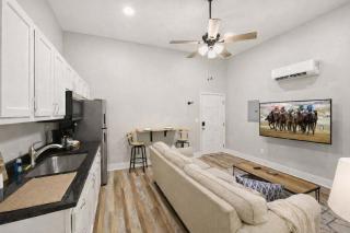 The Pete Rose Suite A Cozy Modern Brick Home - 6