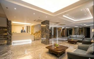 Horizon By LA Riqueza Hotels , City Centre - Travellers Choice Hotel - 05 Mins from Connaught Place - 9