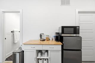 Modern studio apartment with dedicated workspace - 6