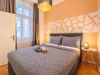 Apartment for 4 near Naschmarkt, Karlskirche & U4 Metro - 9