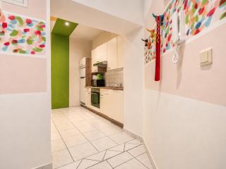 Apartment for 4 near Naschmarkt, Karlskirche & U4 Metro - 2