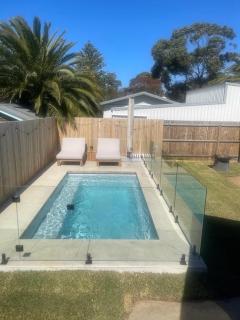 Classic 70's renovated Luxury Shack Pet Friendly - 9