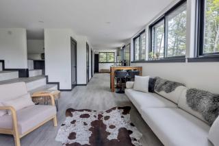 The Black House Modern Stowe Mountain Retreat - 3